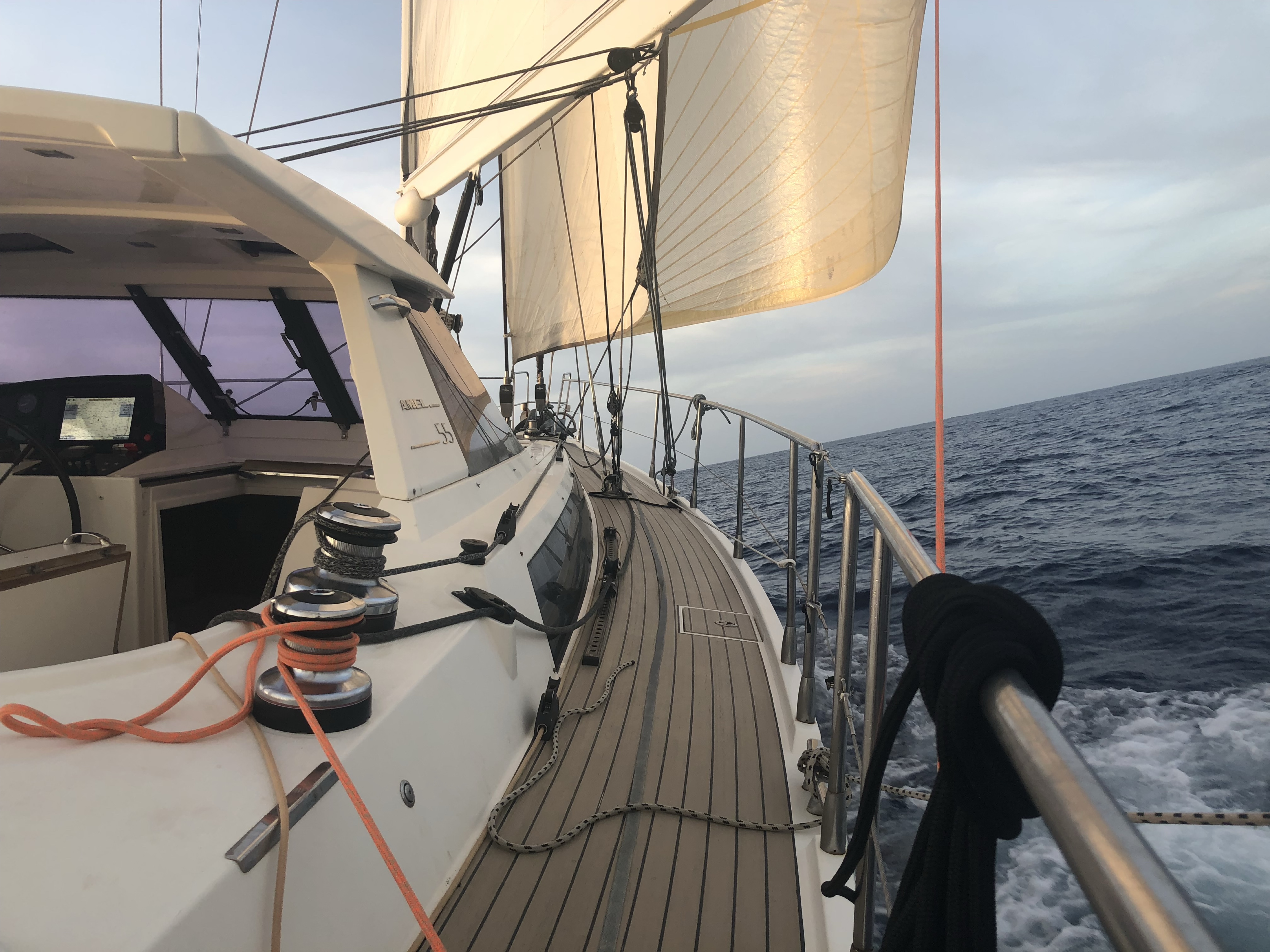 Voilier Amel 55 en convoyage hauturier sous voiles