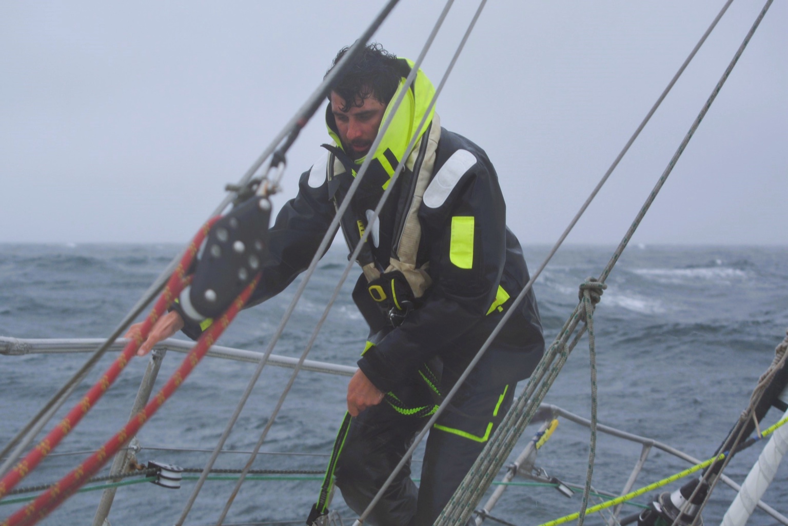 Skipper professionnel en manœuvre lors d’une navigation hauturière par mer formée